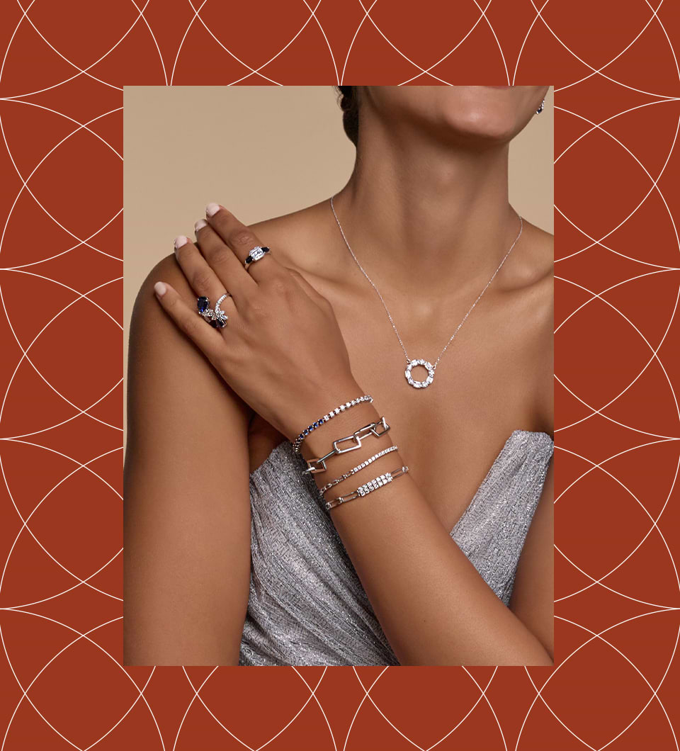 An Hals und Brust des Models sind Diamantarmbänder, Halsketten und Ringe zu sehen