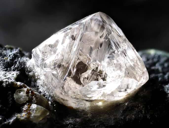 Im Labor gezüchteter Diamant unterscheidet sich von einem natürlichen Diamanten