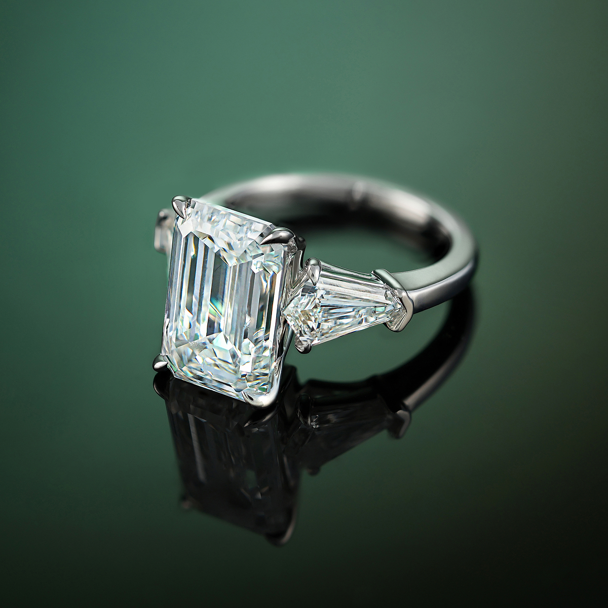 Bordeaux Ring 18K White Gold, EF, VS2+