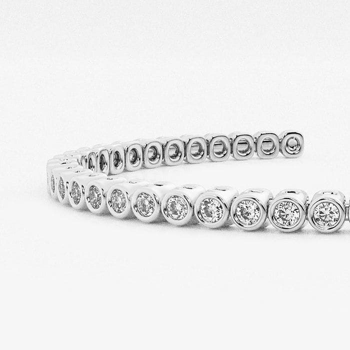näas Flowing Bold Round Bangle Bracelet