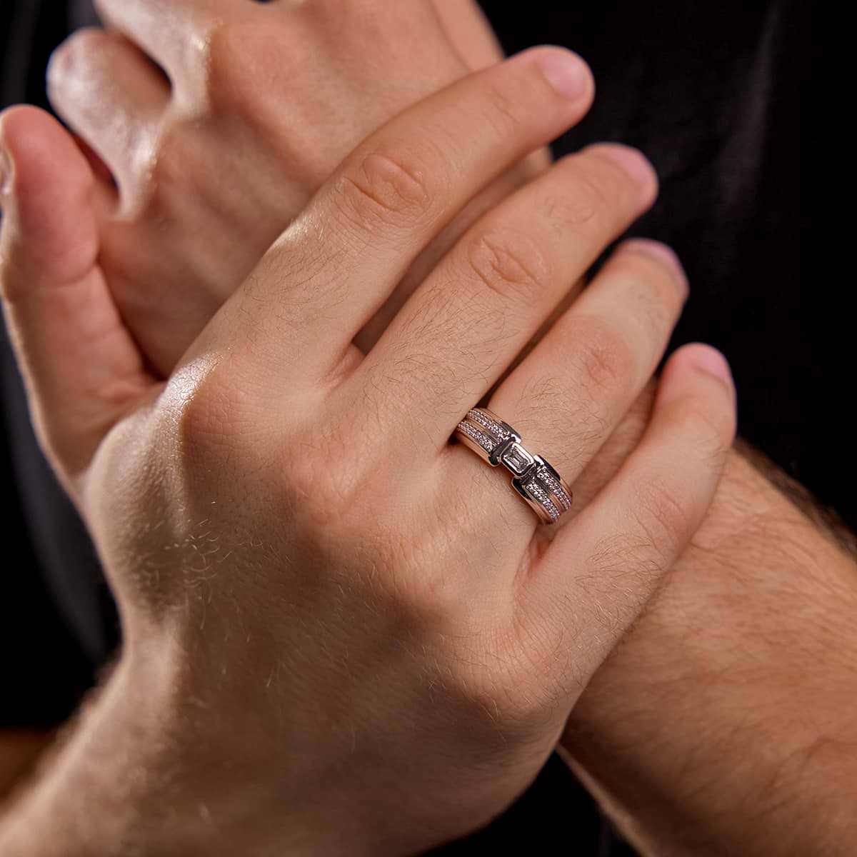 Alianza de compromiso de diamante cultivado en laboratorio esmeralda de 2/3  ctw, orientación este-oeste, solitario en oro blanco de 14K, F, VS2, image size:1200x1200