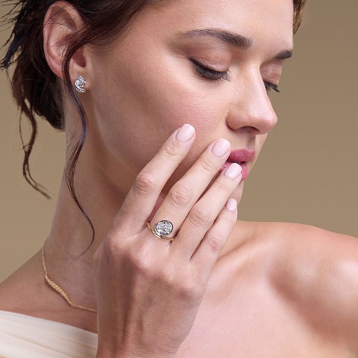 Curve Dewdrop Solitaire Ring