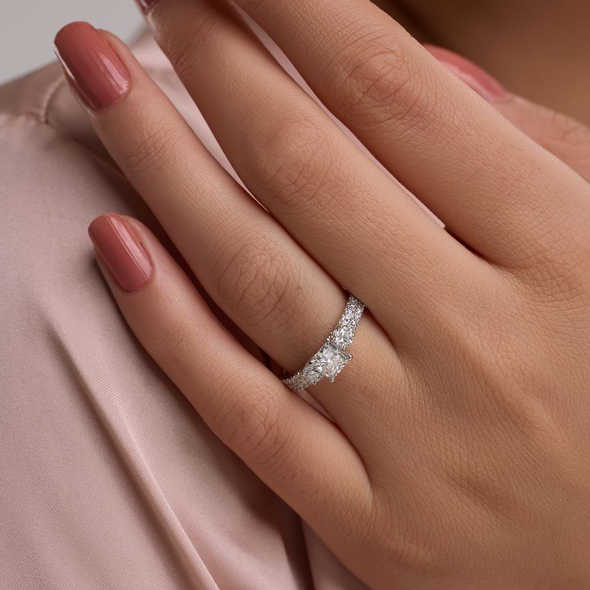 Marbella 4 1/2 ctw Princess Lab Grown Diamond Engagement Ring med doble  rader sideaksenter 14K gult gull, D, VVS, image size:1200x1200